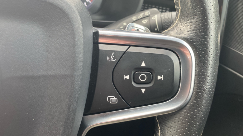 Volvo Xc40 2.0 T4 R DESIGN Pro 5dr AWD Geartronic Petrol Estate